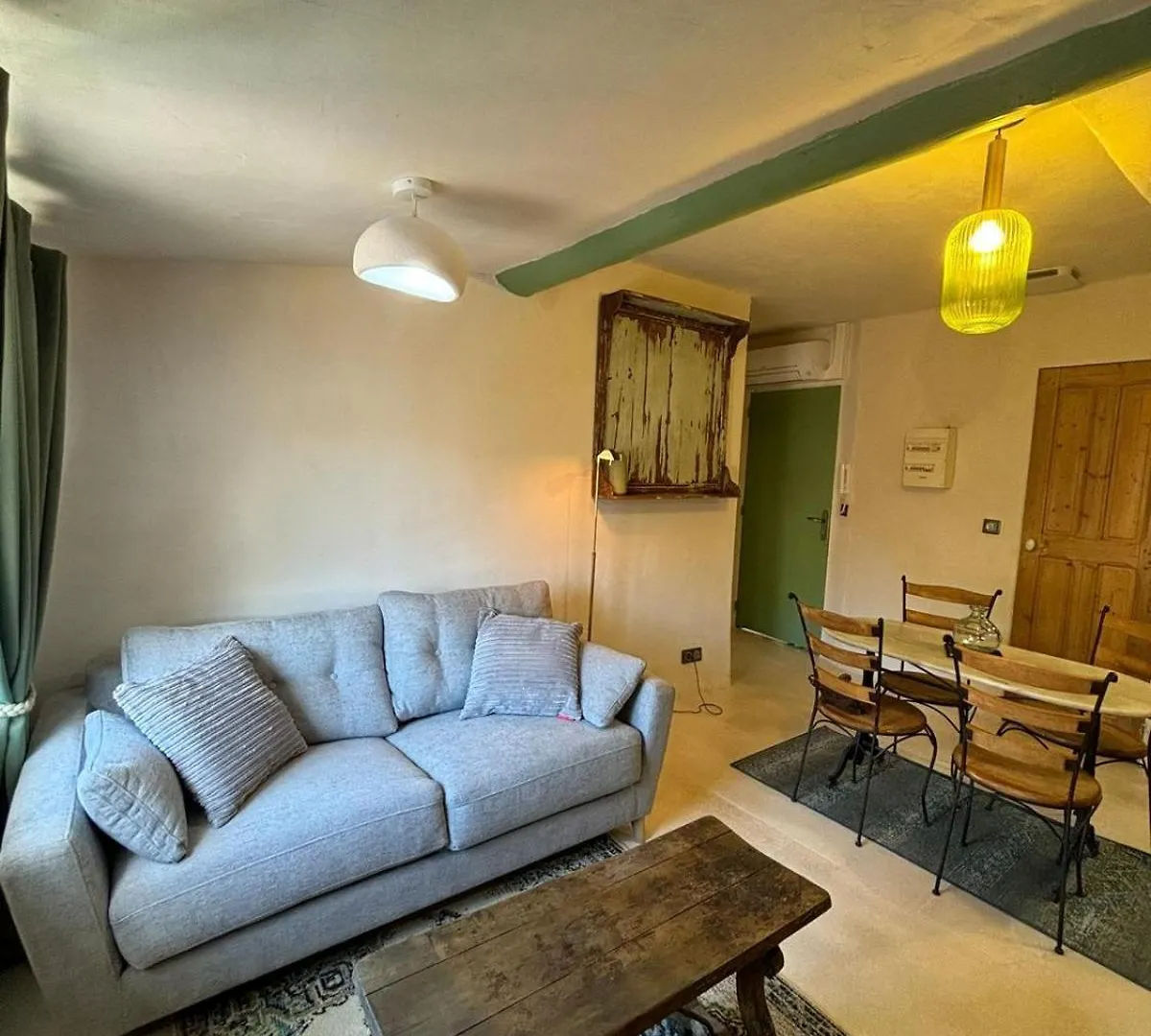 Appartement Lumineux Avignon Intra-Muros Au Calme 0*,  France